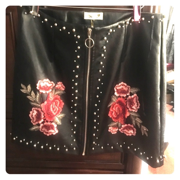 Promesa boutique black embroidered vegan mini L - Picture 2 of 8